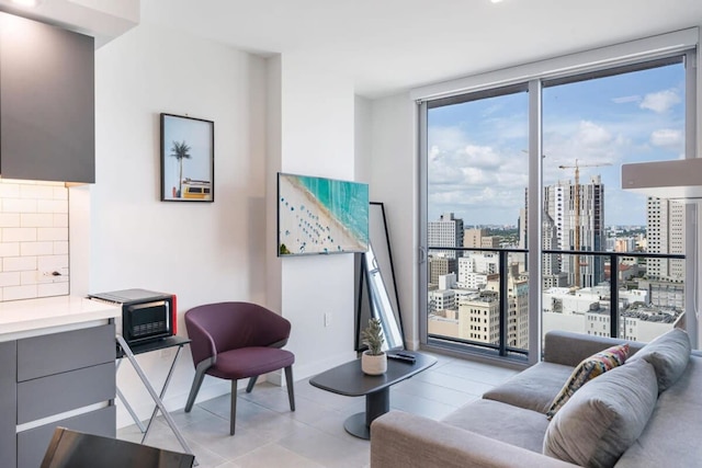 プール ジム ビューズ ア ピースフル ポーズ イン ダウンタウン