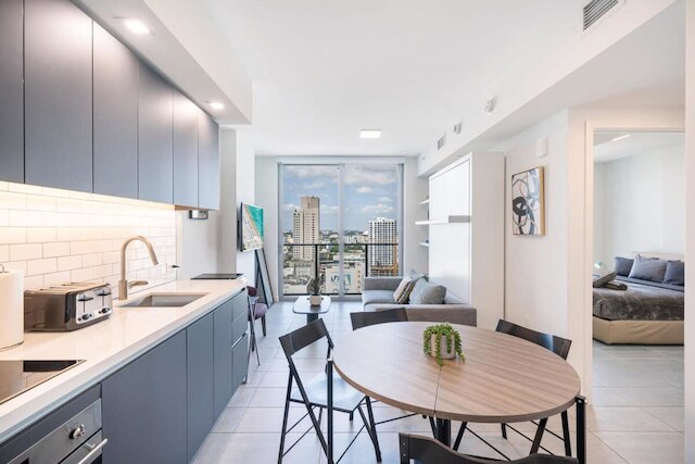 プール ジム ビューズ ア ピースフル ポーズ イン ダウンタウン