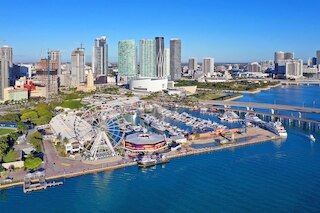 30thフロア スタジオ ジム プール スカイ ラウンジ