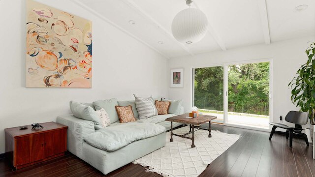 アップステイ コンテンポラリー 4 ベッドルーム ファミリー ホーム ウィズ ガーデン