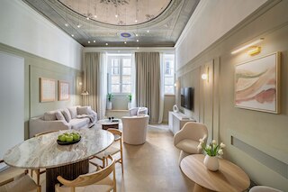 デサービ ラグジュアリー アパートメンツ