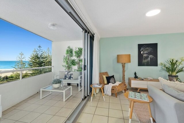 アンバサダー ビーチフロント アパートメンツ