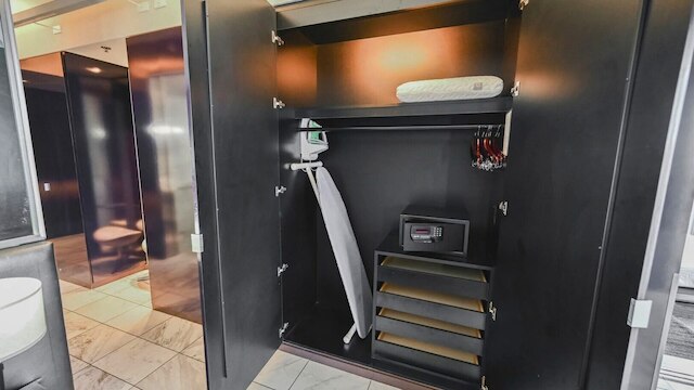 ワン ベッドルーム | 1.5 バス & リビング ルーム | ジェット タブ – パームズ プレイス ストリップスイート