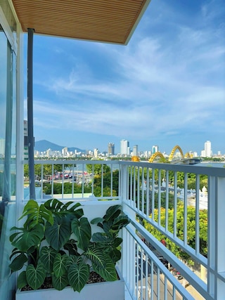 コーギ ハウス - ステップス フロム ドラゴン ブリッジ