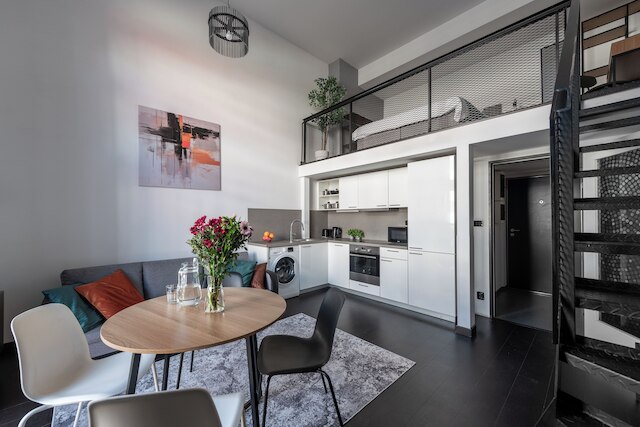 コンフィ ロフト ウィズ バルコニー