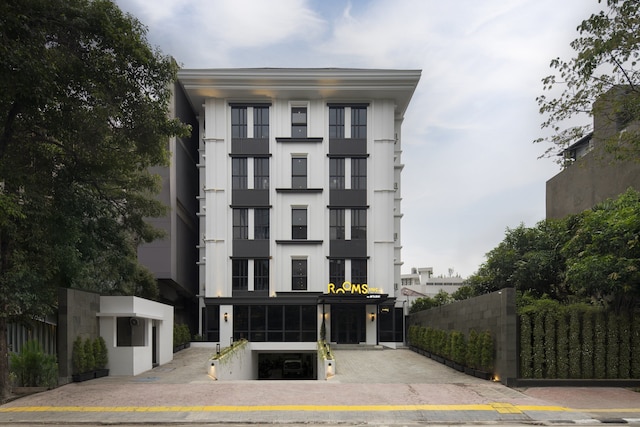 ルームズ INC スディルマン ジャカルタ