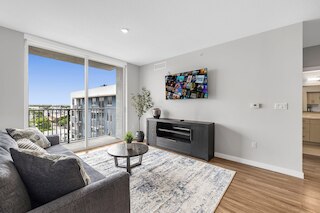 スタイリッシュ シティビュー コンド プール アクセス