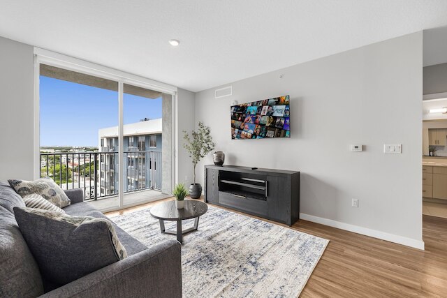 スタイリッシュ シティビュー コンド プール アクセス