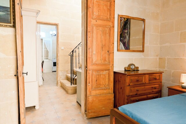 ア コージー ネスト オーバールッキング ザ シー