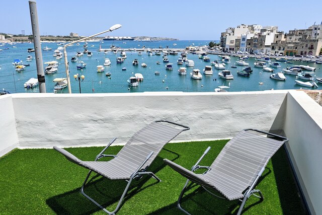 ア コージー ネスト オーバールッキング ザ シー