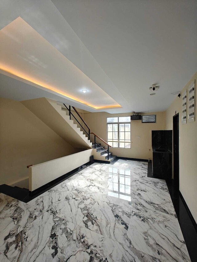 SJ イン スカジャディ