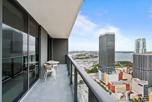 オレンジ クラッシュ コージー ダウンタウン マイアミ プール アンド ジム