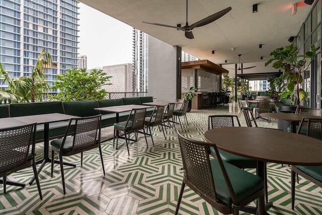 オレンジ クラッシュ コージー ダウンタウン マイアミ プール アンド ジム