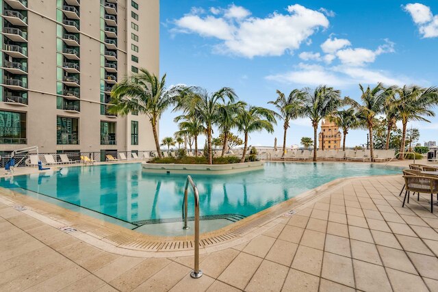 リモンチェッロ スプリッツ - セントラル マイアミ プール ジム スパ