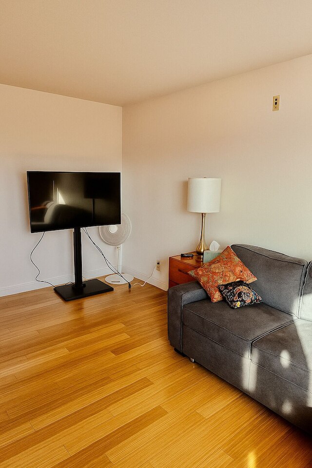 コージー キャピトル ヒル ウィズ ニードル ビュー