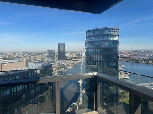 ドックランズ ウォーターフロント ツーベッドルーム