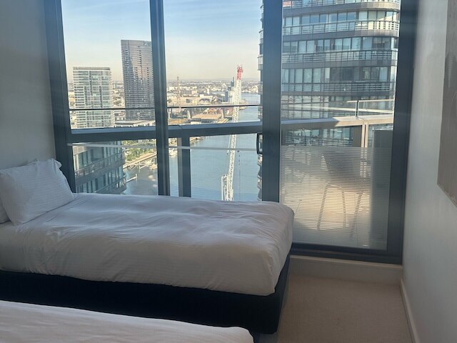 ドックランズ ウォーターフロント ツーベッドルーム