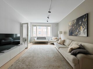 スタイリッシュ ダウンタウン 2BR フラット ウィズ サウナ アンド ワーク エリア