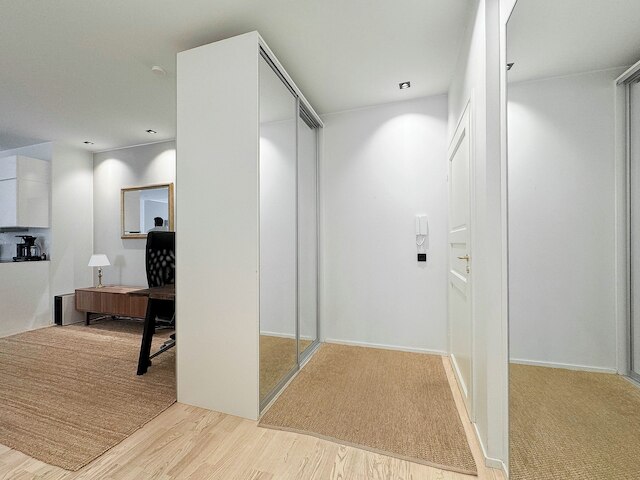 スタイリッシュ ダウンタウン 2BR フラット ウィズ サウナ アンド ワーク エリア