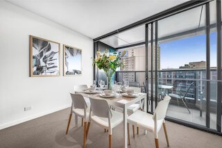 2ベッドルーム ラグジュアリー スカイタワー ビューズ CBD プール ジム Netflix