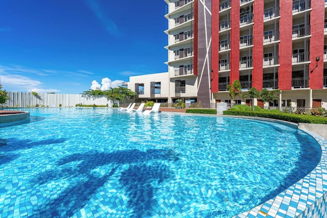 モダン スタジオ プールサイド バルコニー ニア マクタン エアポート