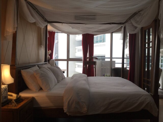 オリエンタル 1ベッドルーム ウィズ プール & ジム ニア BTS プロンポン