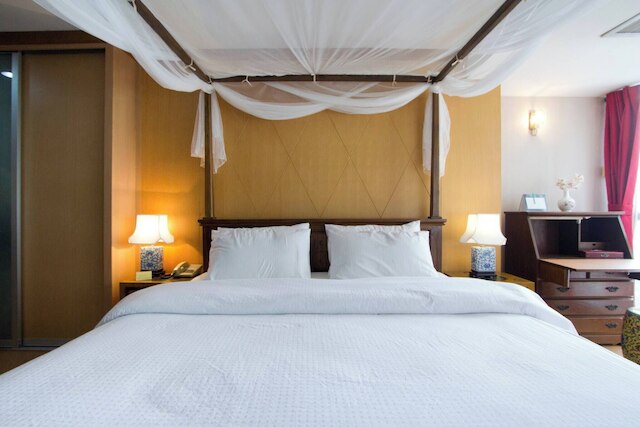 オリエンタル 1ベッドルーム ウィズ プール & ジム ニア BTS プロンポン