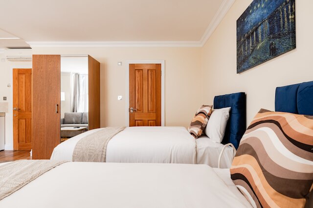 ウォーム アパートメンツ イン クイーンズウェイ