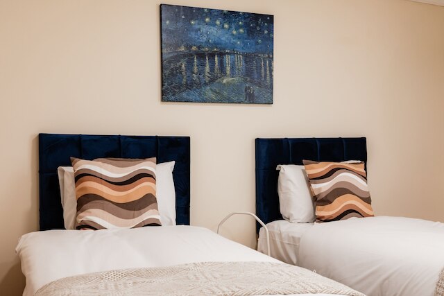 ウォーム アパートメンツ イン クイーンズウェイ