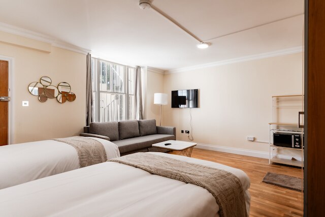 ウォーム アパートメンツ イン クイーンズウェイ