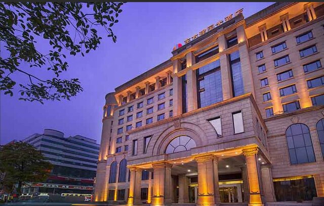Stay in Wuhan Nearly railway station