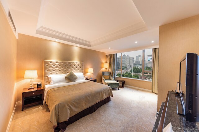 Stay in Wuhan Nearly railway station