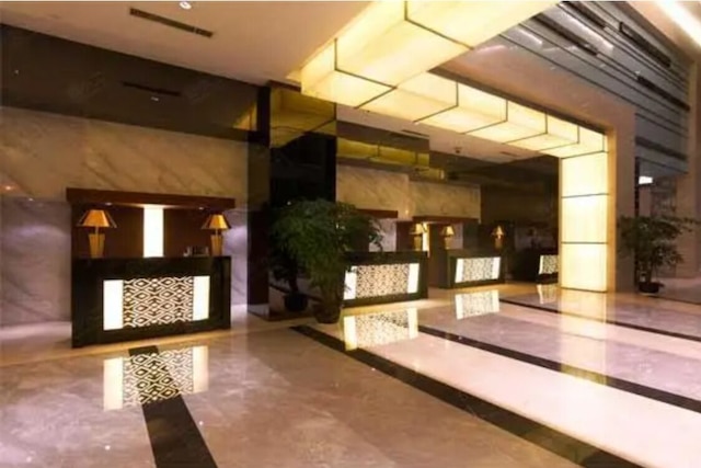 Stay in Wuhan Nearly railway station