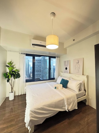 エンタイア プレイス イン セントラル マカティ