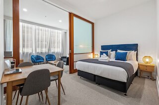 セントラル 1 ベッドルーム ウィズ プール、ジム + テニスコート ゾディアック ステイズ