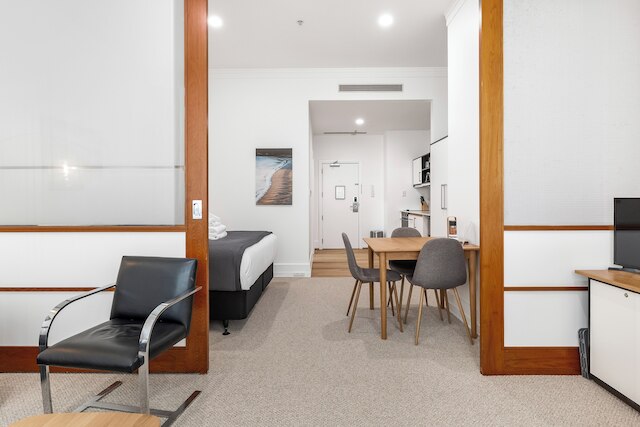 セントラル 1 ベッドルーム ウィズ プール、ジム + テニスコート ゾディアック ステイズ