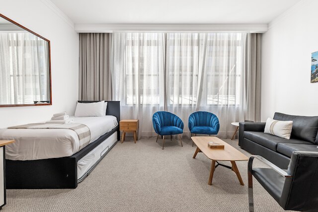 セントラル 1 ベッドルーム ウィズ プール、ジム + テニスコート ゾディアック ステイズ