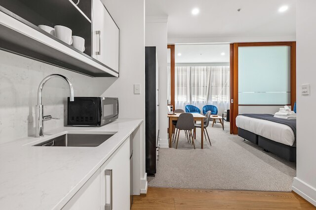 セントラル 1 ベッドルーム ウィズ プール、ジム + テニスコート ゾディアック ステイズ