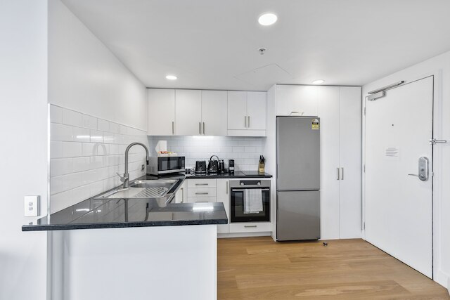 モダン 1 ベッドルーム ウィズ プール / ジム ステップス トゥ ビーチ: ゾディアック ステイズ