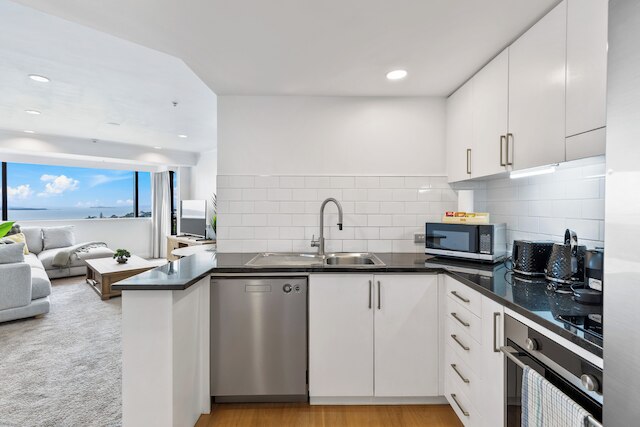 モダン 1 ベッドルーム ウィズ プール / ジム ステップス トゥ ビーチ: ゾディアック ステイズ