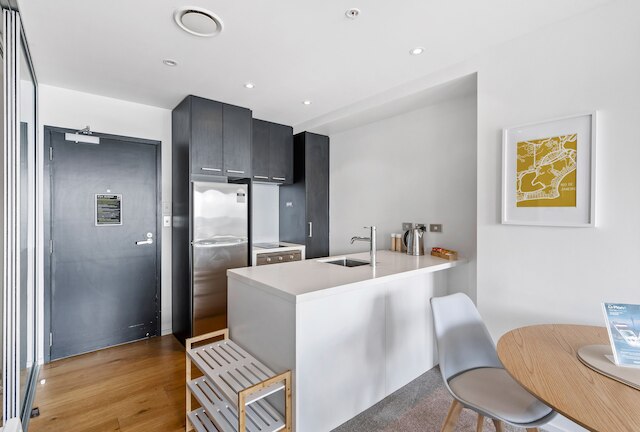 クイーン ストリート ステイ、プール、ジム、タワー ビューズ | ゾディアック ステイズ