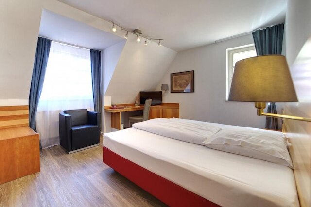 ラインハーツ ガルニ オートモビリア ホテル