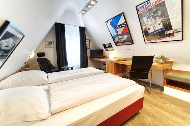 ラインハーツ ガルニ オートモビリア ホテル