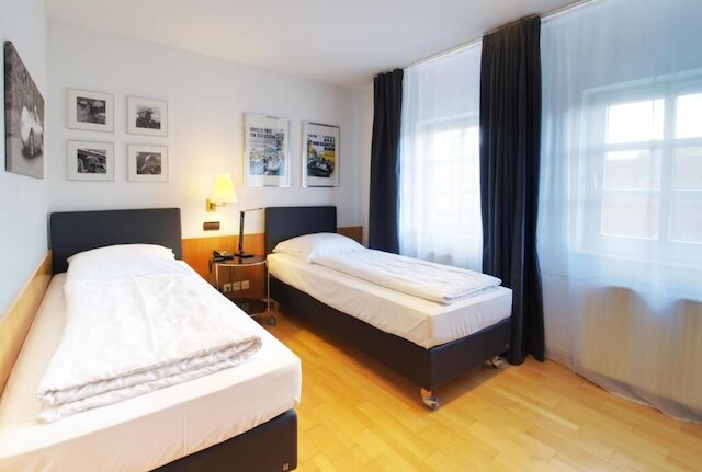 ラインハーツ ガルニ オートモビリア ホテル