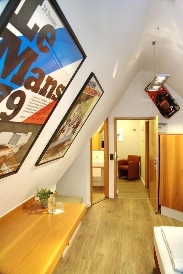 ラインハーツ ガルニ オートモビリア ホテル