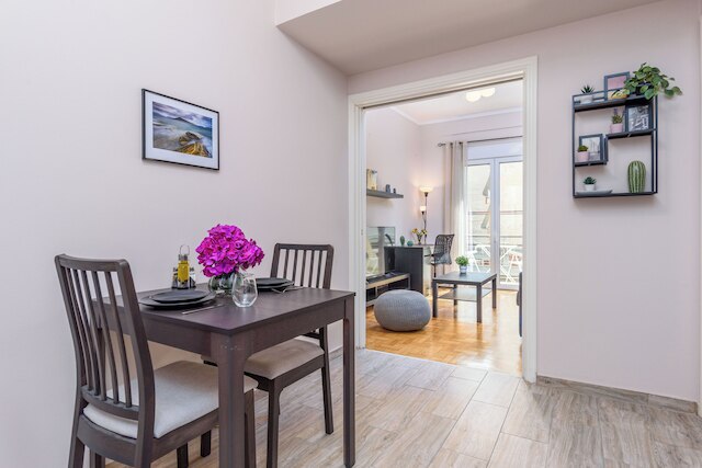 セラニーズ シック アパート イン ザ ハート オブ アテネ