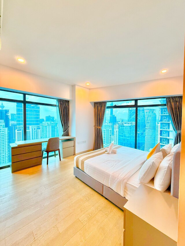 イートン レジデンス by クリスタル