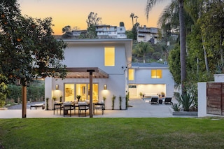 ラグジュアリー ハリウッド ヒルズ ホーム ウィズ プール、アウトドア ダイニング & アイコニック ビューズ スカイライン シャレー