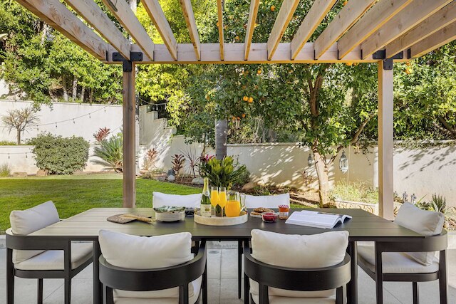 ラグジュアリー ハリウッド ヒルズ ホーム ウィズ プール、アウトドア ダイニング & アイコニック ビューズ スカイライン シャレー