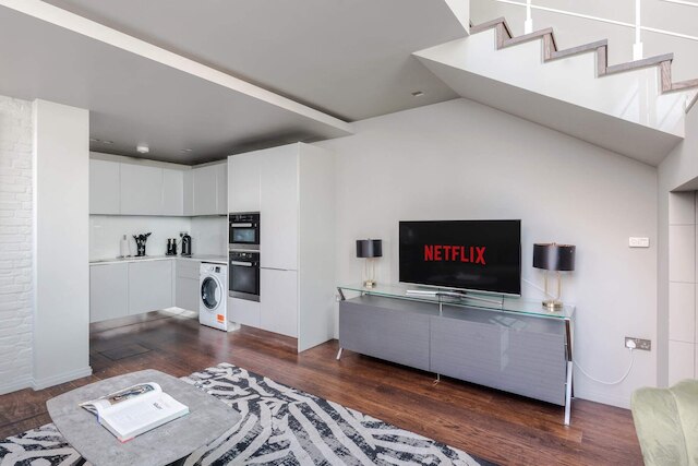 モダン タイムズ - コベント ガーデン by フランキー セイズ